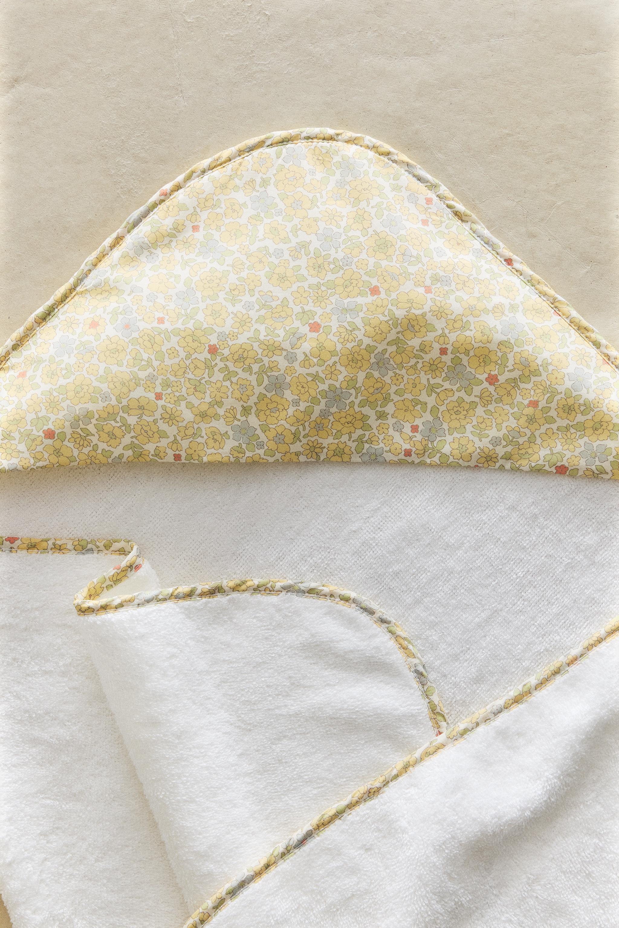 HOODED BABY BATH TOWEL WITH FLORAL PIPING AND HOOD